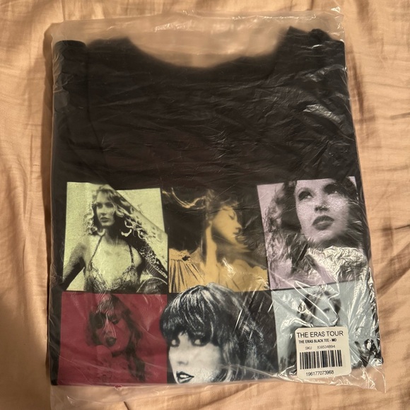 Taylor Swift The Eras Tour US Dates Black T-Shirt - Picture 3 of 3